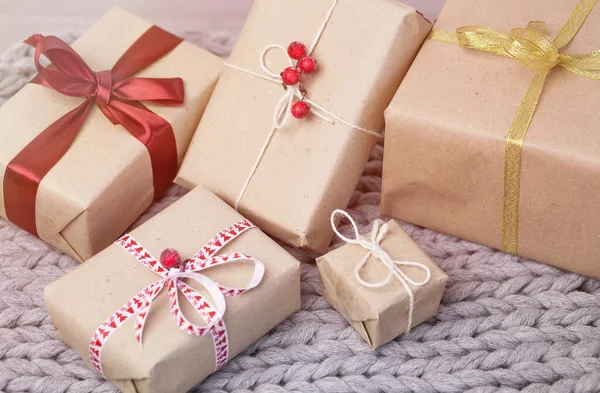 Örgü arka planda hediye kutularıyla Noel arkaplanı