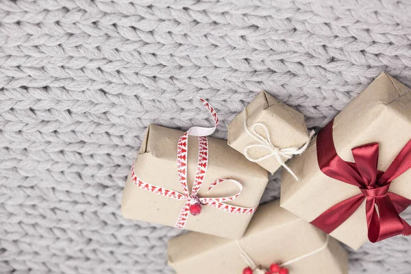 Fond Noël Avec Boîtes Cadeaux Sur Fond Tricoté — Photo