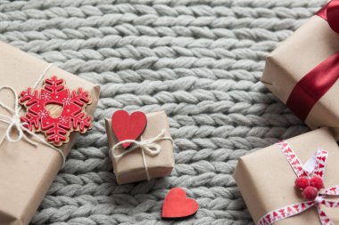 Örgü arka planda kurdeleli hediye kutuları. Noel ve yeni yıl hediyeleri. Doğum günü tebrikleri ve hediyeleri.