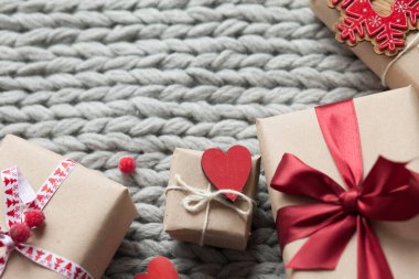 Örgü arka planda kurdeleli hediye kutuları. Noel ve yeni yıl hediyeleri. Doğum günü tebrikleri ve hediyeleri.