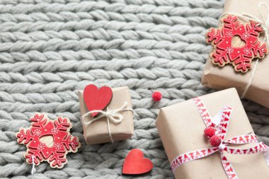 Örgü arka planda kurdeleli hediye kutuları. Noel ve yeni yıl hediyeleri. Doğum günü tebrikleri ve hediyeleri.