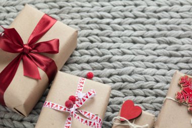 Örgü arka planda kurdeleli hediye kutuları. Noel ve yeni yıl hediyeleri. Doğum günü tebrikleri ve hediyeleri.