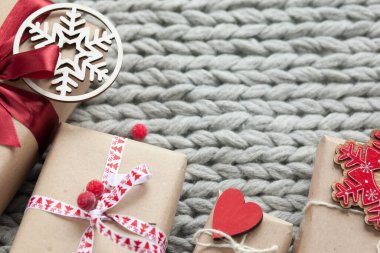 Örgü arka planda kurdeleli hediye kutuları. Noel ve yeni yıl hediyeleri. Doğum günü tebrikleri ve hediyeleri.