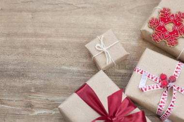 Örgü arka planda kurdeleli hediye kutuları. Noel ve yeni yıl hediyeleri. Doğum günü tebrikleri ve hediyeleri.