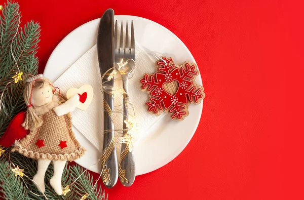 Mesa Natal Servida Riscada Com Símbolos Decorativos Fundo Vermelho — Fotografia de Stock