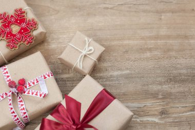 Noel hediye kutuları ahşap arka planda. Yeni yıl hediyeleri.