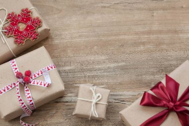 Noel hediye kutuları ahşap arka planda. Yeni yıl hediyeleri.