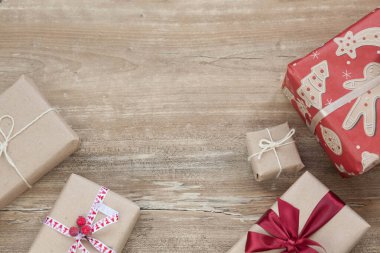 Noel hediye kutuları ahşap arka planda. Yeni yıl hediyeleri.