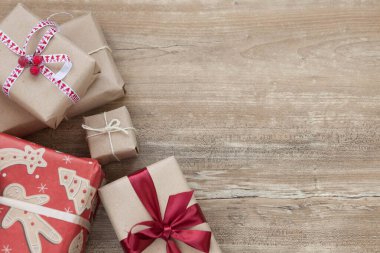 Noel hediye kutuları ahşap arka planda. Yeni yıl hediyeleri.
