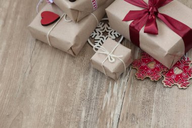 Noel hediye kutuları ahşap arka planda. Yeni yıl hediyeleri.