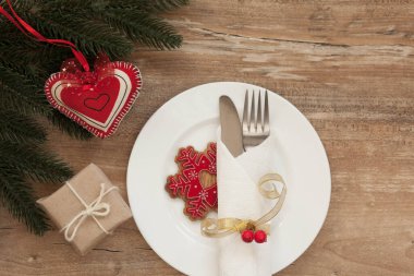 Ahşap bir arka planda dekoratif sembollerle çizilmiş Noel masası.