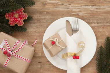 Ahşap bir arka planda dekoratif sembollerle çizilmiş Noel masası.