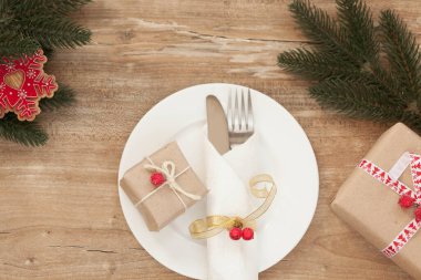 Ahşap bir arka planda dekoratif sembollerle çizilmiş Noel masası.