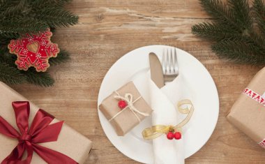 Ahşap bir arka planda dekoratif sembollerle çizilmiş Noel masası.