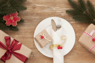 Ahşap bir arka planda dekoratif sembollerle çizilmiş Noel masası.