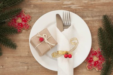 Ahşap bir arka planda dekoratif sembollerle çizilmiş Noel masası.