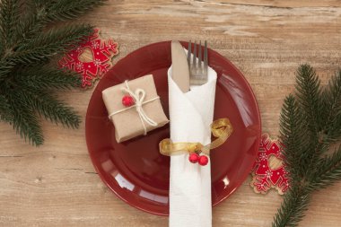 Ahşap bir arka planda dekoratif sembollerle çizilmiş Noel masası.