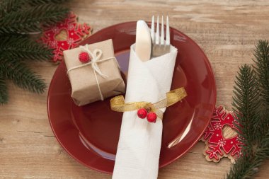 Ahşap bir arka planda dekoratif sembollerle çizilmiş Noel masası.