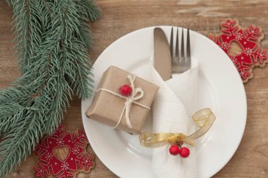 Ahşap bir arka planda dekoratif sembollerle çizilmiş Noel masası.
