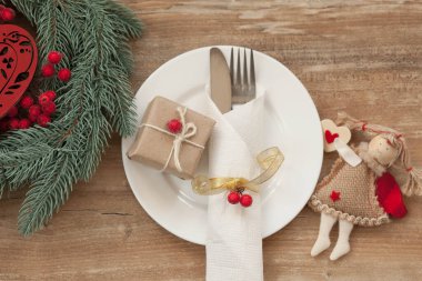 Ahşap bir arka planda dekoratif sembollerle çizilmiş Noel masası.