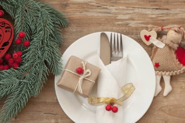 Ahşap bir arka planda dekoratif sembollerle çizilmiş Noel masası.