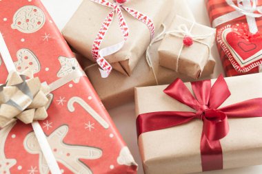 Noel hediye kutuları ve ahşap arka planda parlayan çelenkler. Yeni yıl hediyeleri.