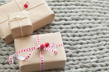 Örgü arka planda kurdeleli hediye kutuları. Noel ve yeni yıl hediyeleri. Doğum günü tebrikleri ve hediyeleri.