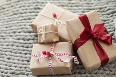 Örgü arka planda kurdeleli hediye kutuları. Noel ve yeni yıl hediyeleri. Doğum günü tebrikleri ve hediyeleri.
