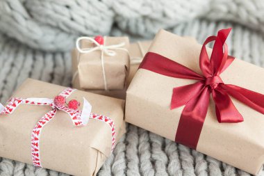 Örgü arka planda kurdeleli hediye kutuları. Noel ve yeni yıl hediyeleri. Doğum günü tebrikleri ve hediyeleri.