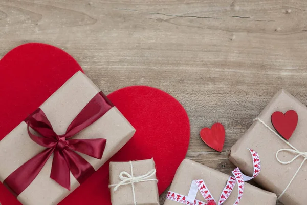 Concepto Amor Día Vlentine Cajas Festivas Con Cintas Satén Regalos —  Fotos de Stock