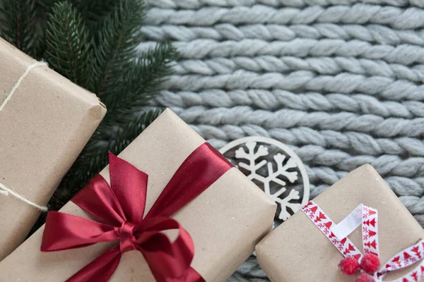 Κουτιά Δώρου Κορδέλες Πλεκτό Φόντο Χριστούγεννα Και Πρωτοχρονιά Δώρα Χαιρετισμούς — Φωτογραφία Αρχείου