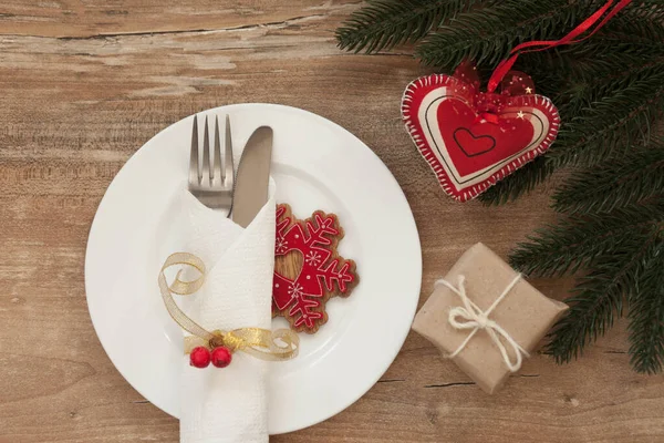 Mesa Natal Servida Riscada Com Símbolos Decorativos Fundo Madeira — Fotografia de Stock