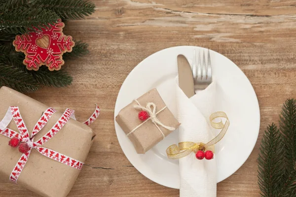 Mesa Natal Servida Riscada Com Símbolos Decorativos Fundo Madeira — Fotografia de Stock