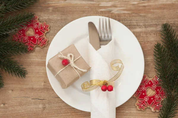 Mesa Natal Servida Riscada Com Símbolos Decorativos Fundo Madeira — Fotografia de Stock