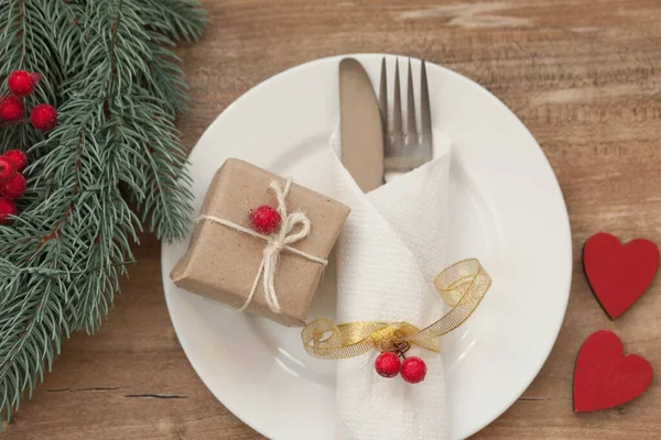 Mesa Natal Servida Riscada Com Símbolos Decorativos Fundo Madeira — Fotografia de Stock