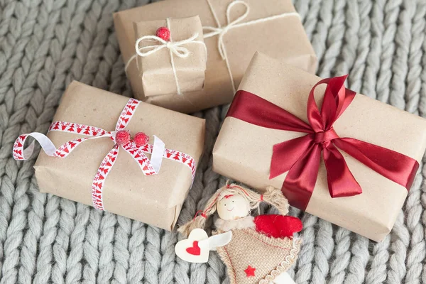 Coffrets Cadeaux Avec Rubans Sur Fond Tricoté Cadeaux Noël Nouvel — Photo