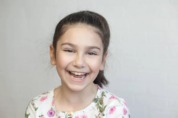Portret Van Een Lachend Klein Meisje — Stockfoto