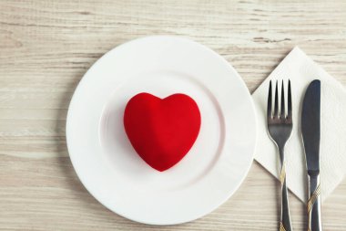 Sevgililer Günü konsepti. Kırmızı kalp beyaz masada.