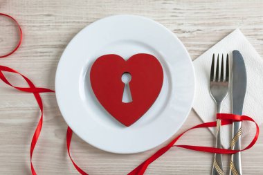 Sevgililer Günü konsepti. Tahta masada kalbi olan bir tabak.