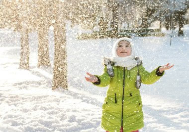 Parktaki kışlık elbiseli mutlu kız.