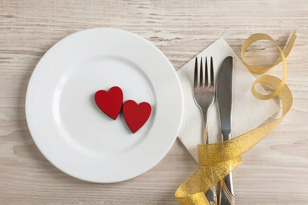 Tavola Apparecchiata Con Cuore Rosso Forchetta Fondo Legno — Foto Stock