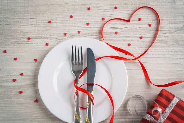 Tavola San Valentino Apparecchiata Con Argenteria Forma Cuore Forchetta Fondo — Foto Stock