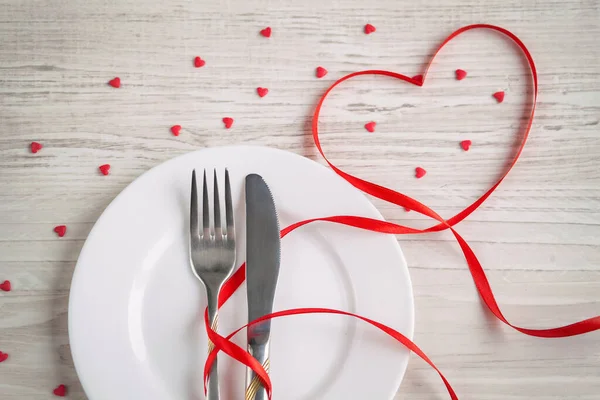 Tavolino San Valentino Apparecchiato Con Cuore Rosso Forchetta Fondo Legno — Foto Stock