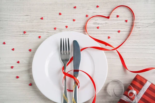 Tavola San Valentino Apparecchiata Con Argenteria Forma Cuore Forchetta Fondo — Foto Stock