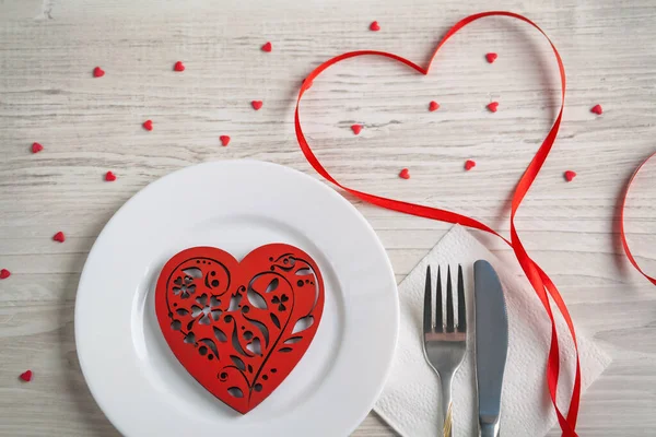 Concetto San Valentino Piatto Forma Cuore Con Forchetta Coltello Sul — Foto Stock