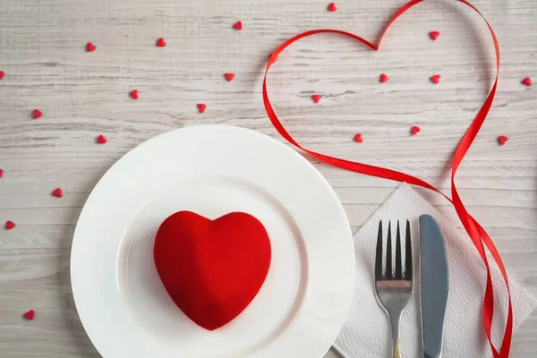 Îndrăgostiți Setarea Mesei Tacâmuri Formă Inimă Inimi Roșii Fundal Din — Fotografie, imagine de stoc
