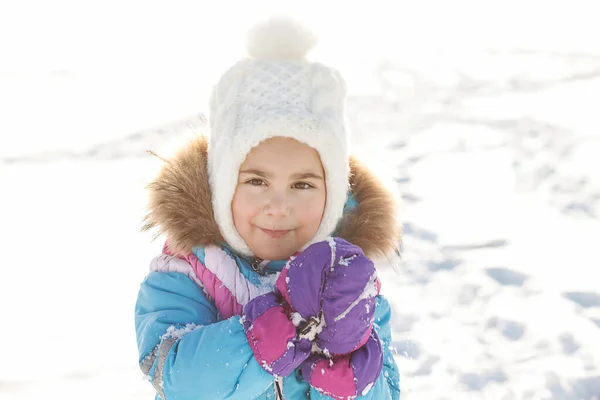 Маленька Дівчинка Зимовому Одязі Грає Снігом Парку — стокове фото