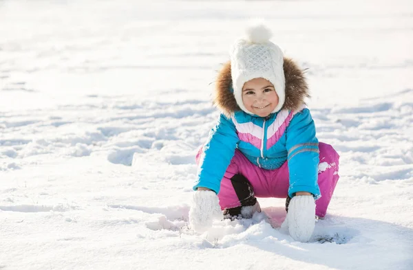 Kışlık Elbiseli Küçük Kız Parkta Karla Oynuyor — Stok fotoğraf