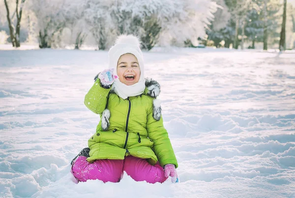 Parkta Oynayan Kışlık Elbiseli Mutlu Kız — Stok fotoğraf