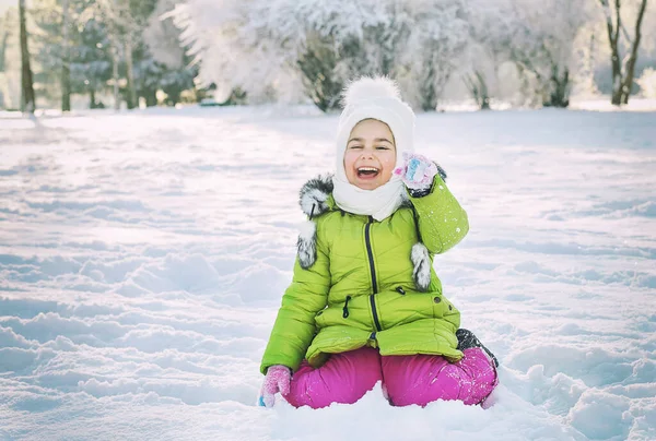 Parkta Oynayan Kışlık Elbiseli Mutlu Kız — Stok fotoğraf